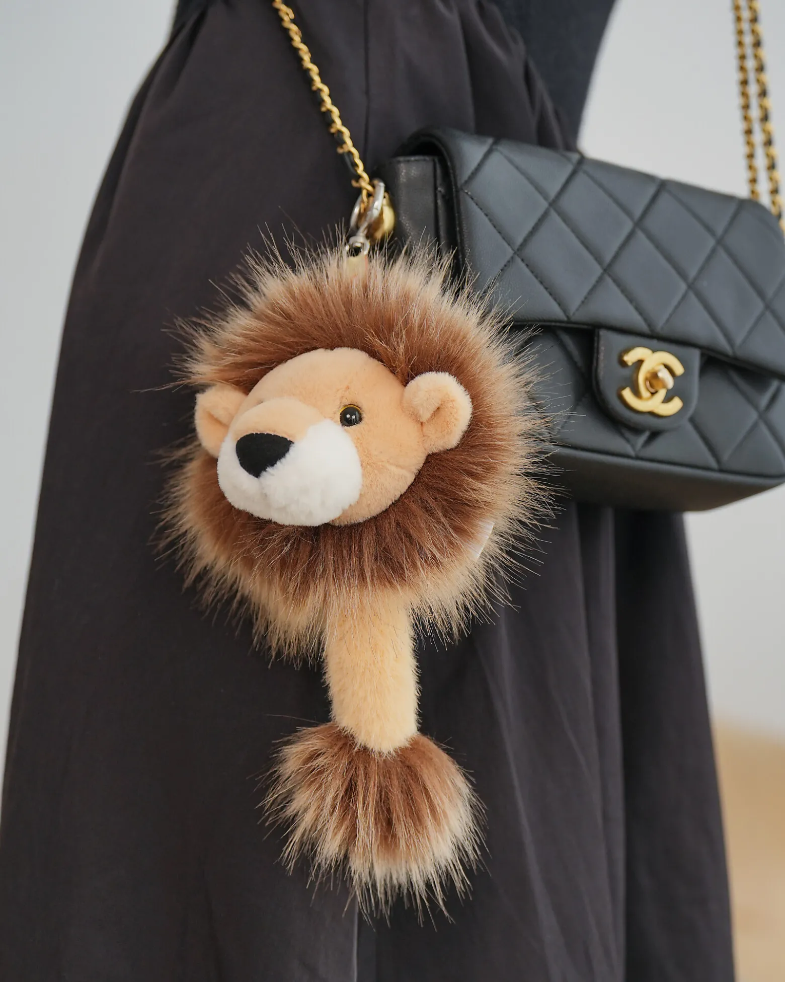 Charm Leonard il Leone - Giallo e Marrone - 30 x 14 x 11 cm - 100% Materiali Riciclati