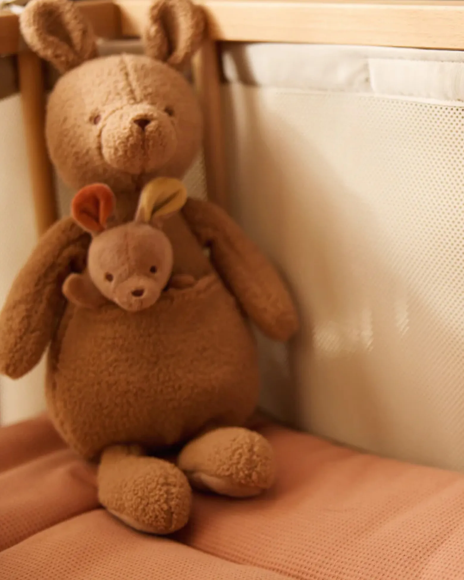 Peluche con Cucciolo Estraibile - Kangaroots - Morbido e Sicuro